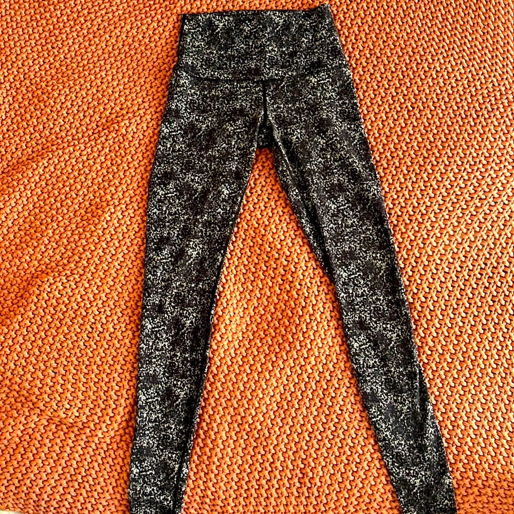 Lulu lemon high waisted pants. I cannot find size but either a 6 or 8, likely 8